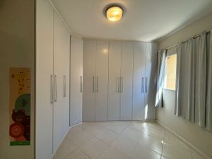 Image 18 - 894425
