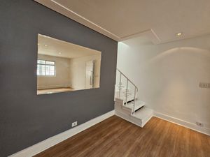 Image 8 - 894446