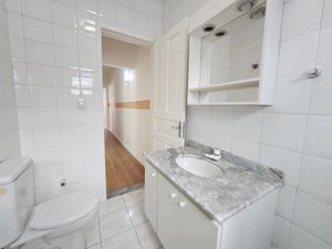 Image 19 - 894446