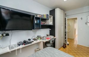 Image 7 - 894500