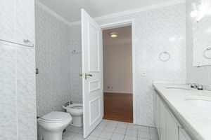 Image 9 - 894572