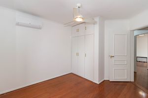 Image 19 - 894572