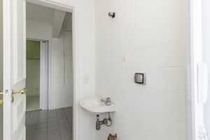 Image 37 - 894572