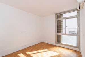 Image 19 - 894602