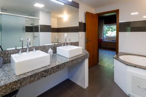 Image 18 - 894634