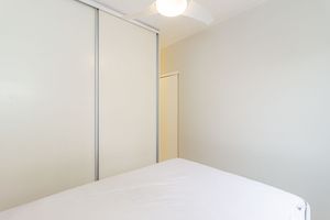 Image 18 - 894646