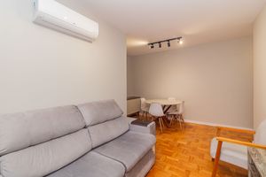 Image 6 - 894650