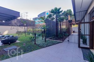 Image 17 - 894672