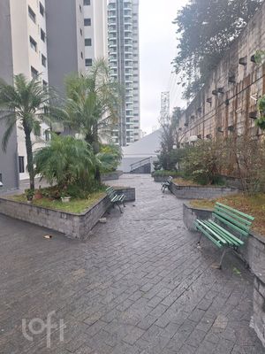 Image 17 - 894684