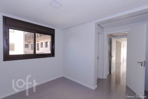 Image 32 - 894747