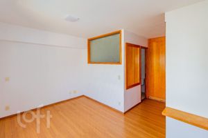 Image 17 - 894777
