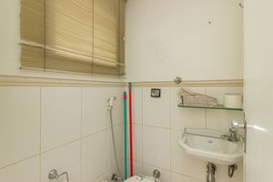 Image 12 - 895012