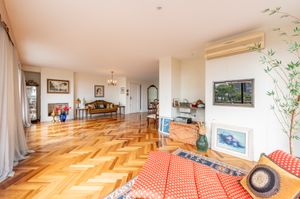 Image 8 - 895200