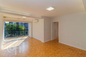 Image 31 - 895232
