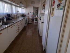 Image 6 - 895257