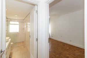 Image 19 - 895358