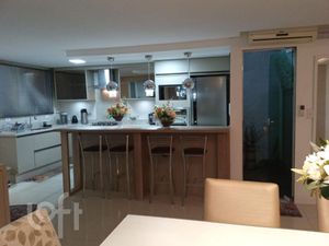 Image 6 - 895497