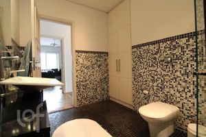 Image 32 - 895502