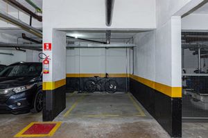 Image 33 - 895546