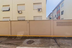 Image 4 - 895605