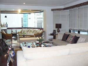 Image 8 - 895607
