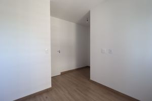 Image 21 - 895649