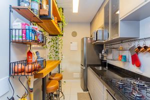 Image 8 - 895650