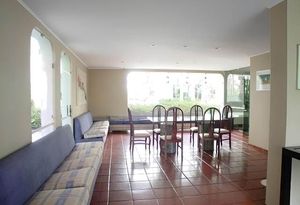 Image 21 - 895652