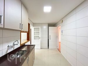 Image 11 - 895661