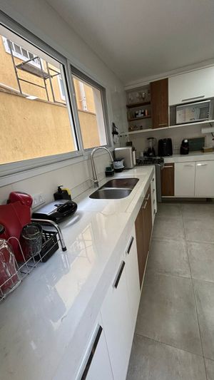 Image 4 - 895674