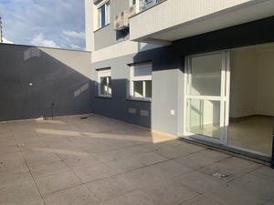 Image 6 - 895681