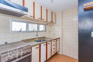 Image 6 - 895693