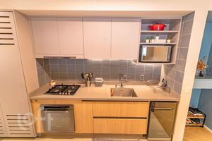 Image 9 - 895698