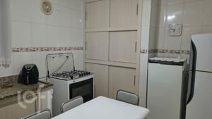 Image 7 - 895710