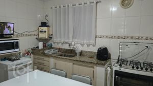 Image 10 - 895710