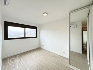 Image 12 - 895712