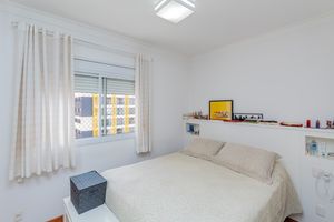 Image 19 - 895742