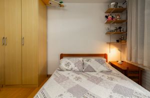 Image 12 - 895747