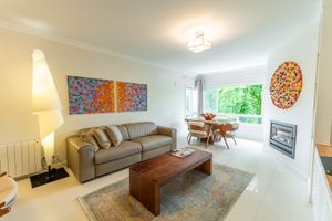 Image 1 - 895793