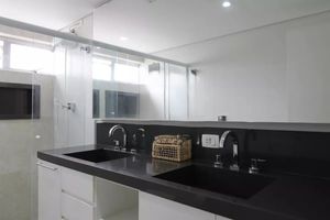 Image 19 - 895832