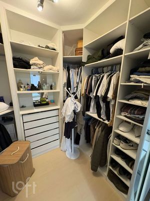 Image 19 - 895840