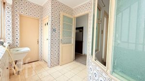 Image 12 - 895856