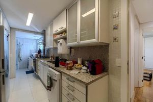 Image 6 - 895915