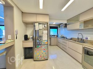 Image 8 - 895988