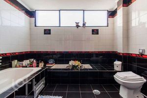 Image 9 - 896000