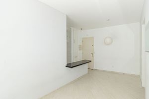 Image 7 - 896037