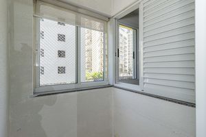 Image 18 - 896037
