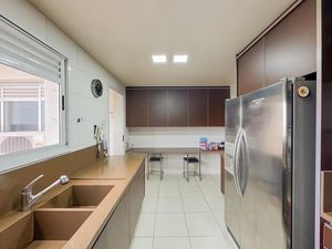 Image 10 - 896043
