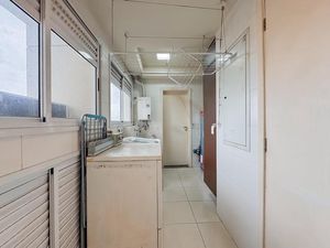 Image 19 - 896043