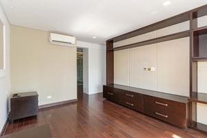 Image 19 - 896051